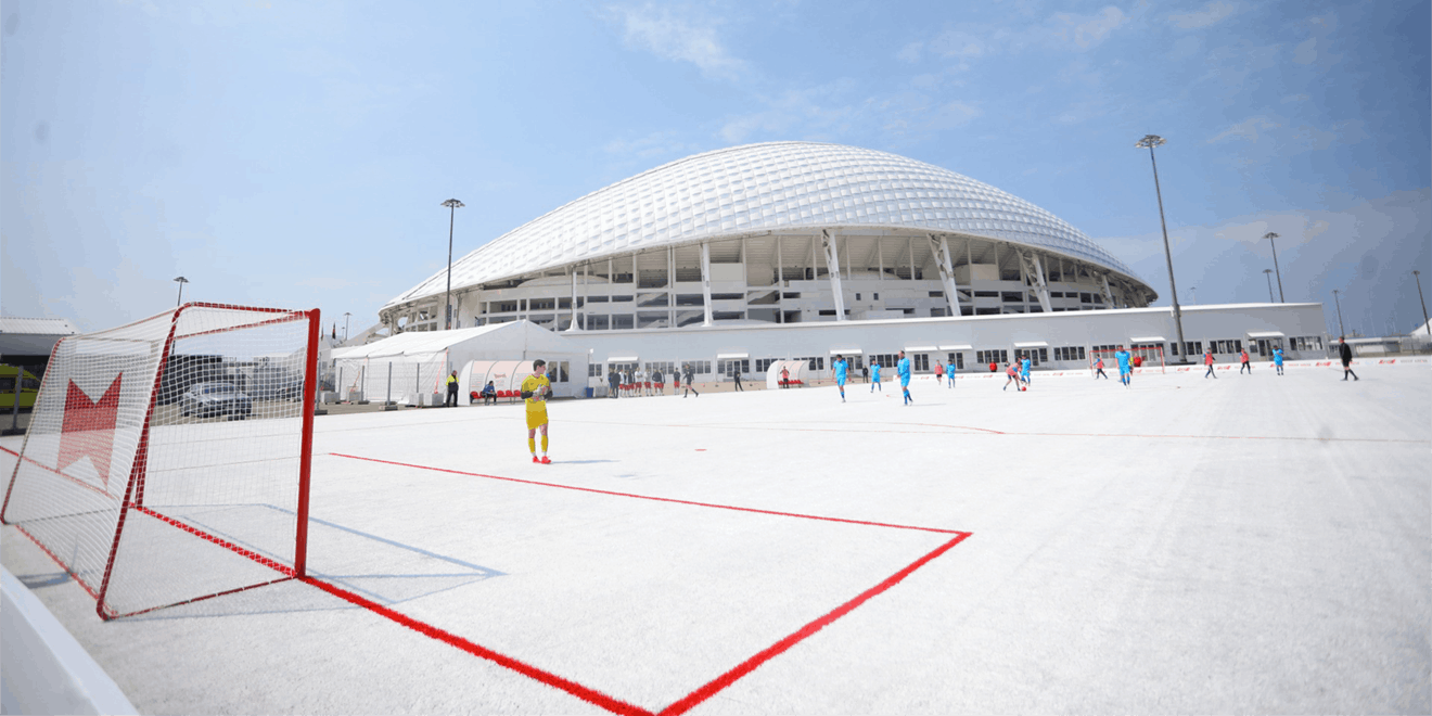 Estádio de futebol ganha gramado com plástico de copos recolhidos durante a Copa de 2018 Estádio de futebol ganha gramado com plástico de copos recolhidos durante a Copa de 2018
