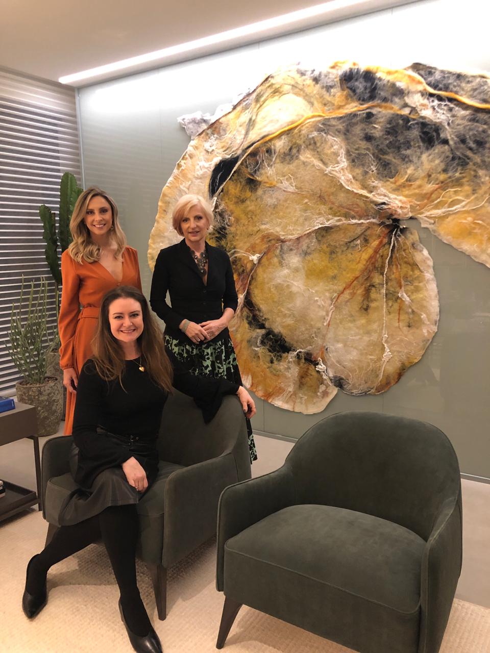 Ingrid Moskalewski, da Artefacto, Larissa Loh e Barbera van den Tempel, que assina a obra ao fundo. Foto: Divulgação Ingrid Moskalewski, da Artefacto, Larissa Loh e Barbera van den Tempel, que assina a obra ao fundo. Foto: Divulgação
