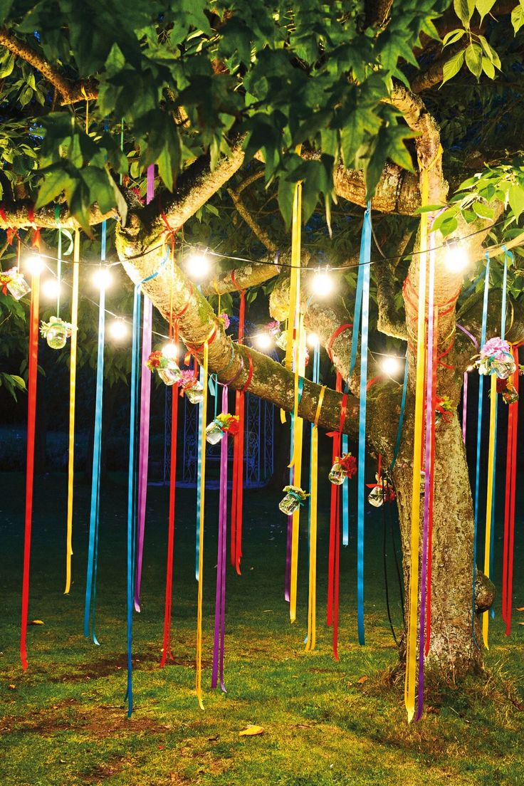Não interessa o tamanho do seu jardim. Inclua seu espaço externo na folia das comemorações juninas. Uma boa dica é fazer uso das árvores do quintal. Pendure fitas de diferentes cores, potes com flores e até pisca-piscas (é só tirar do armário as luzinhas de Natal!).
Foto: Reprodução Pinterest Não interessa o tamanho do seu jardim. Inclua seu espaço externo na folia das comemorações juninas. Uma boa dica é fazer uso das árvores do quintal. Pendure fitas de diferentes cores, potes com flores e até pisca-piscas (é só tirar do armário as luzinhas de Natal!).
Foto: Reprodução Pinterest