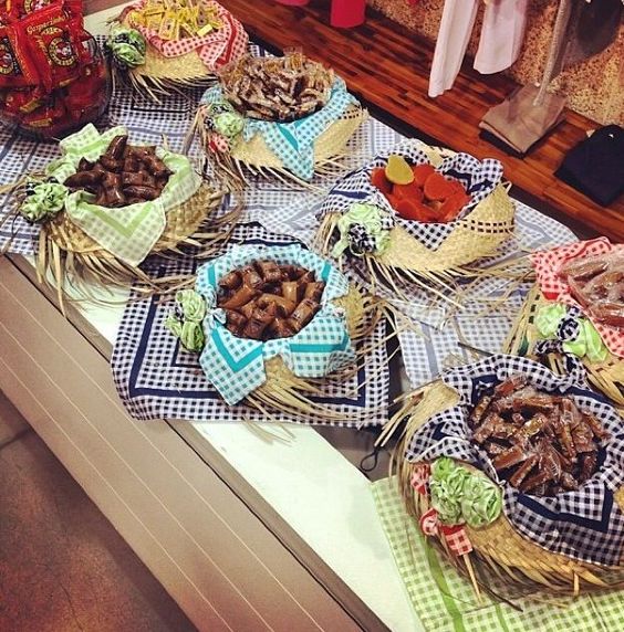 Use chapéus de palha como potinhos para as comidas. Dar uma nova função ao objeto dá um toque lúdico à decoração e só exige que você revista internamente o chapéu com algum tipo de tecido ou guardanapo colorido da sua preferência.
Foto: log Nathalia Kalil/Pinterest/Reprodução Use chapéus de palha como potinhos para as comidas. Dar uma nova função ao objeto dá um toque lúdico à decoração e só exige que você revista internamente o chapéu com algum tipo de tecido ou guardanapo colorido da sua preferência.
Foto: log Nathalia Kalil/Pinterest/Reprodução