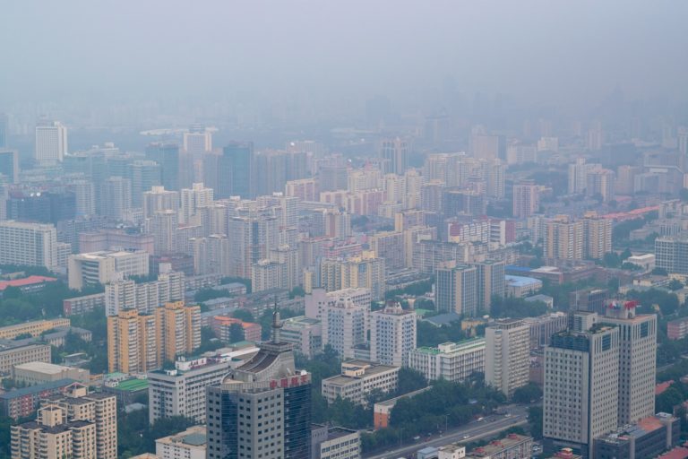 A qualidade do ar na grandes cidades é um problema urbano e de saúde pública. Foto: Unsplash.