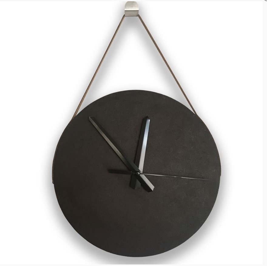 O relógio Coffee o’clock
é feito a partir da borra
do café e tem ponteiros
pretos em alumínio.
Mede 25 cm de diâmetro
e custa R$ 180, na
Recoffee Design. O relógio Coffee o’clock
é feito a partir da borra
do café e tem ponteiros
pretos em alumínio.
Mede 25 cm de diâmetro
e custa R$ 180, na
Recoffee Design.