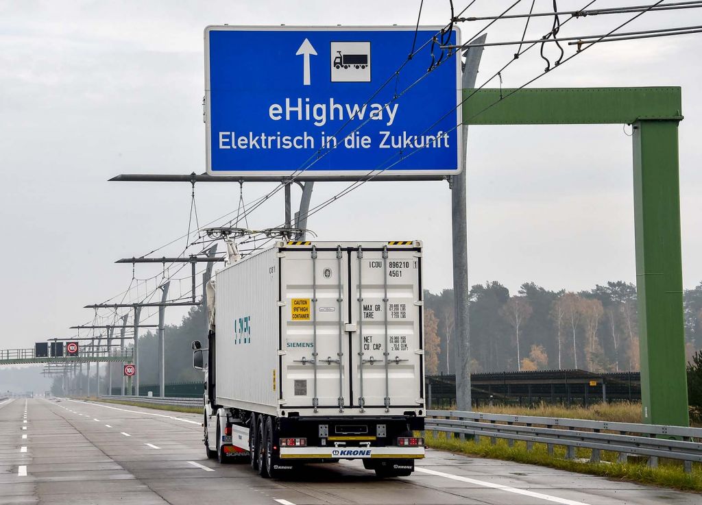 Alemanha inaugura a maior rodovia elétrica do mundo, que recarrega caminhões em movimento Alemanha inaugura a maior rodovia elétrica do mundo, que recarrega caminhões em movimento