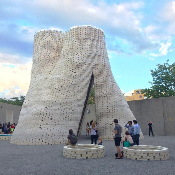 Torre de tijolos orgânicos Hy-Fi, inaugurada no MoMA PS1 em 2014. Foto: divulgação/Inhabitat Torre de tijolos orgânicos Hy-Fi, inaugurada no MoMA PS1 em 2014. Foto: divulgação/Inhabitat