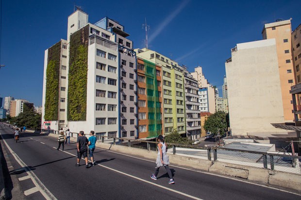 Um dos primeiros painéis verdes da capital paulista próximo ao Minhocão, bem parecido com a proposta empregada por João Doria em avenidas de São Paulo.
Foto: Movimento 90°/Felipe Gabriel/Divulgação Um dos primeiros painéis verdes da capital paulista próximo ao Minhocão, bem parecido com a proposta empregada por João Doria em avenidas de São Paulo.
Foto: Movimento 90°/Felipe Gabriel/Divulgação