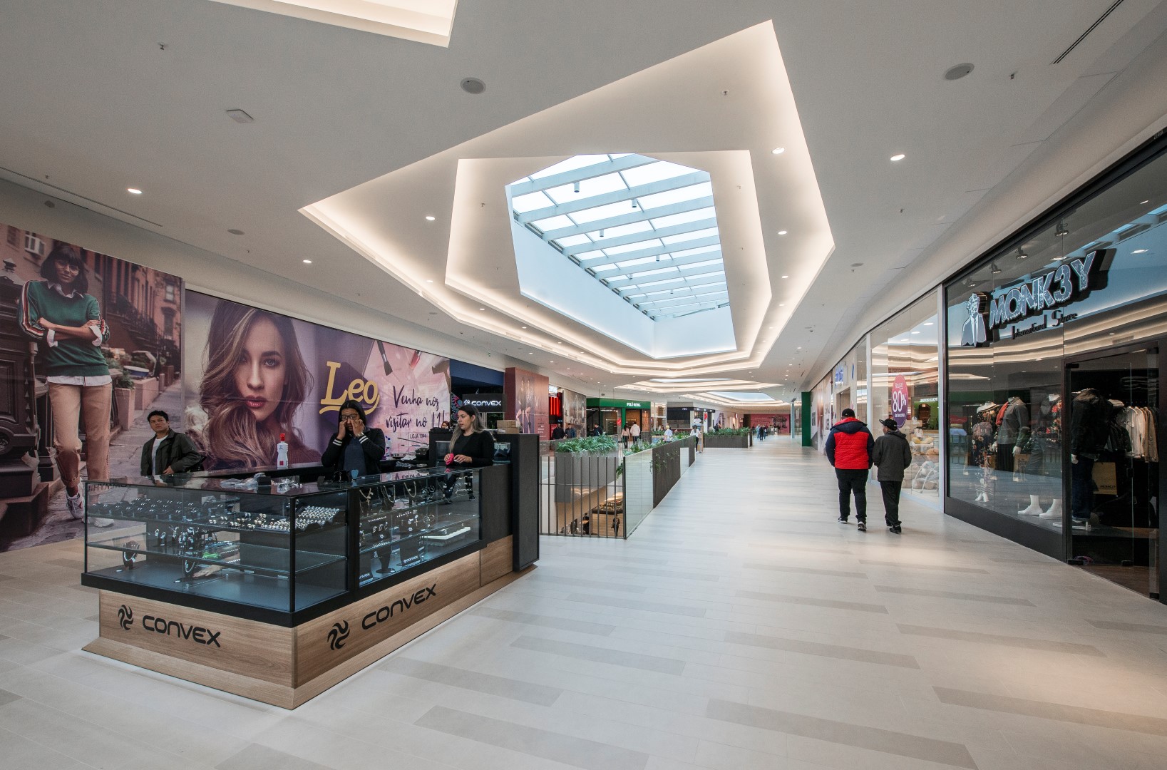 Abundância de luz natural é conquistada com os "rasgos" em toda a extensão do shopping. Foto: Letícia Akemi / Gazeta do Povo. Abundância de luz natural é conquistada com os "rasgos" em toda a extensão do shopping. Foto: Letícia Akemi / Gazeta do Povo.