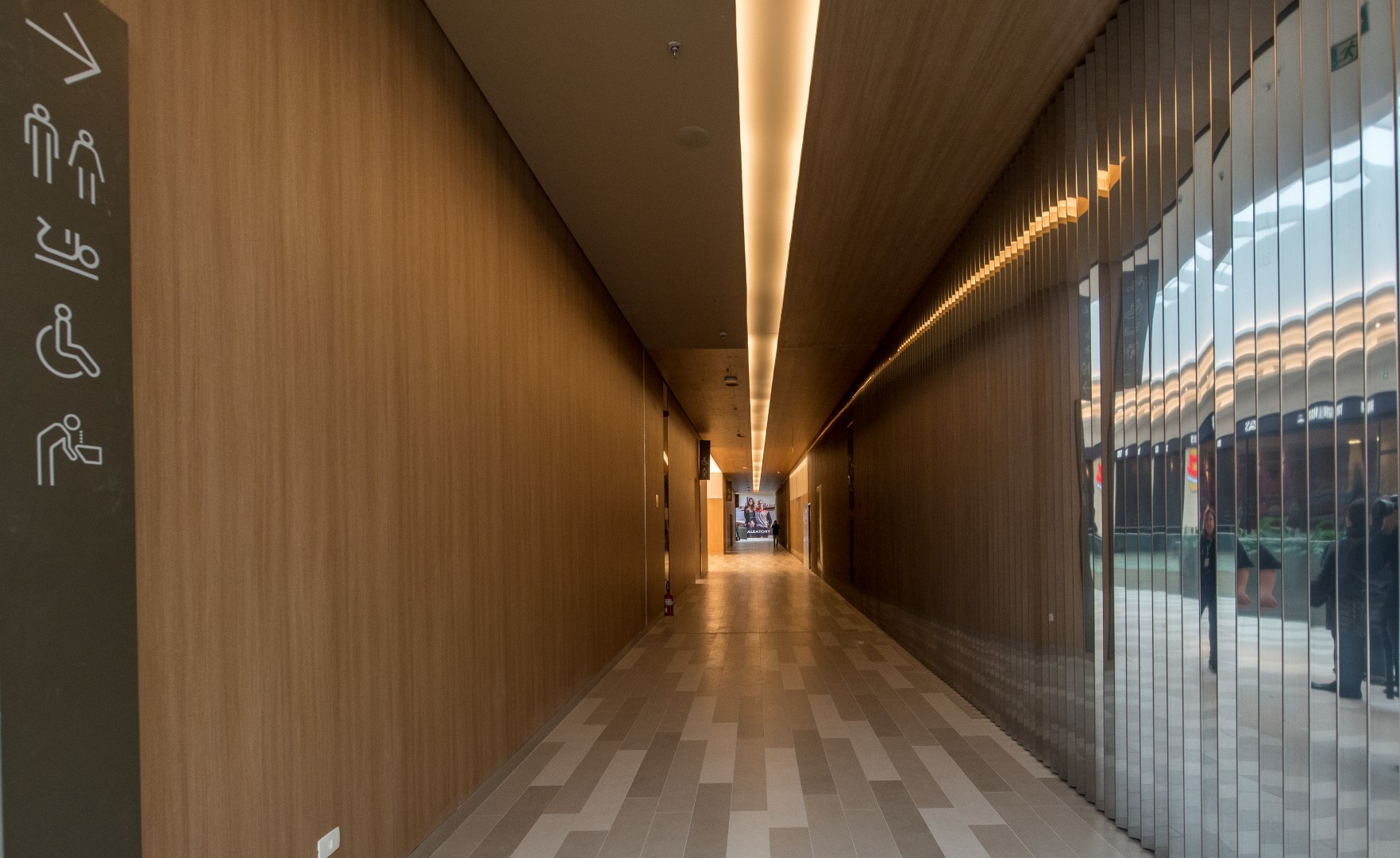 Corredores com a sensação de serem infinitos e pontualmente iluminados também são um ponto importante do projeto. Foto: Letícia Akemi / Gazeta do Povo Corredores com a sensação de serem infinitos e pontualmente iluminados também são um ponto importante do projeto. Foto: Letícia Akemi / Gazeta do Povo