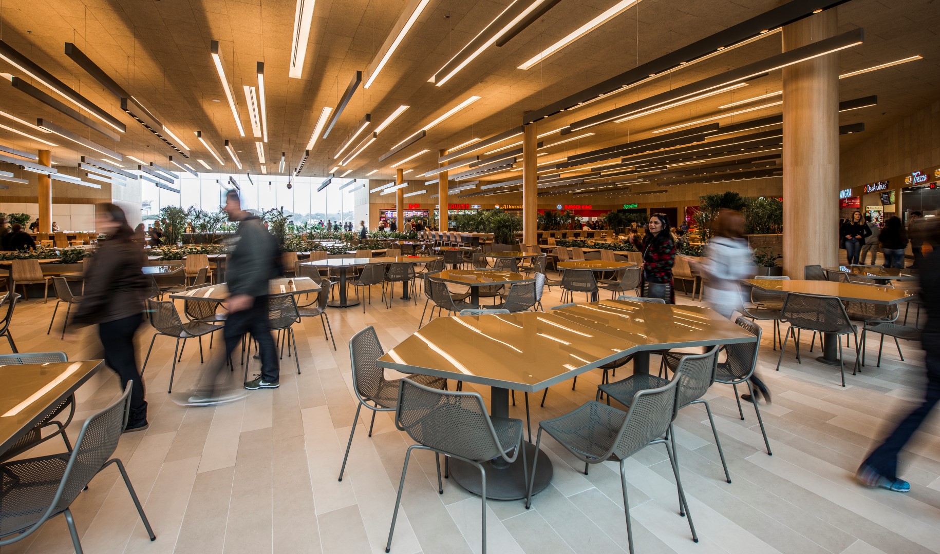 Mobiliário da área de alimentação tem design que busca favorecer a integração das pessoas. Foto: Letícia Akemi / Gazeta do Povo Mobiliário da área de alimentação tem design que busca favorecer a integração das pessoas. Foto: Letícia Akemi / Gazeta do Povo