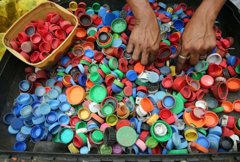 Mesmo materiais mais rígidos como as tampinhas de garrafas pet poderiam ser transformados em outros mais maleáveis e de outras cores. Foto: Krizjohn Rosales/ Pexels Mesmo materiais mais rígidos como as tampinhas de garrafas pet poderiam ser transformados em outros mais maleáveis e de outras cores. Foto: Krizjohn Rosales/ Pexels