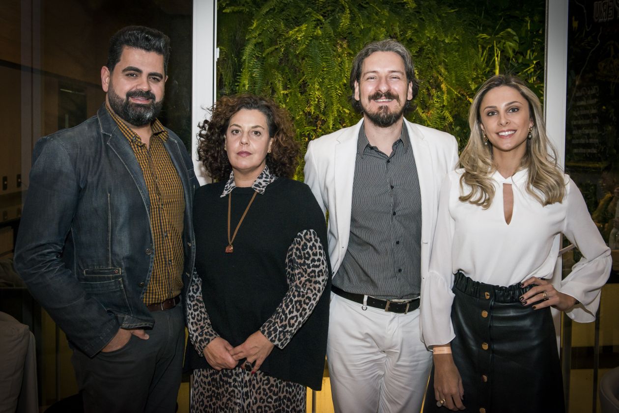 Os arquitetos Ricardo Makhoul, Alessandro Cavalcanti, a produtora e diretora da Soma Galeria e jurada do Prêmio Casa Cor & HAUS Malu Meyer e a arquiteta Larissa Lóh. Os arquitetos Ricardo Makhoul, Alessandro Cavalcanti, a produtora e diretora da Soma Galeria e jurada do Prêmio Casa Cor & HAUS Malu Meyer e a arquiteta Larissa Lóh.