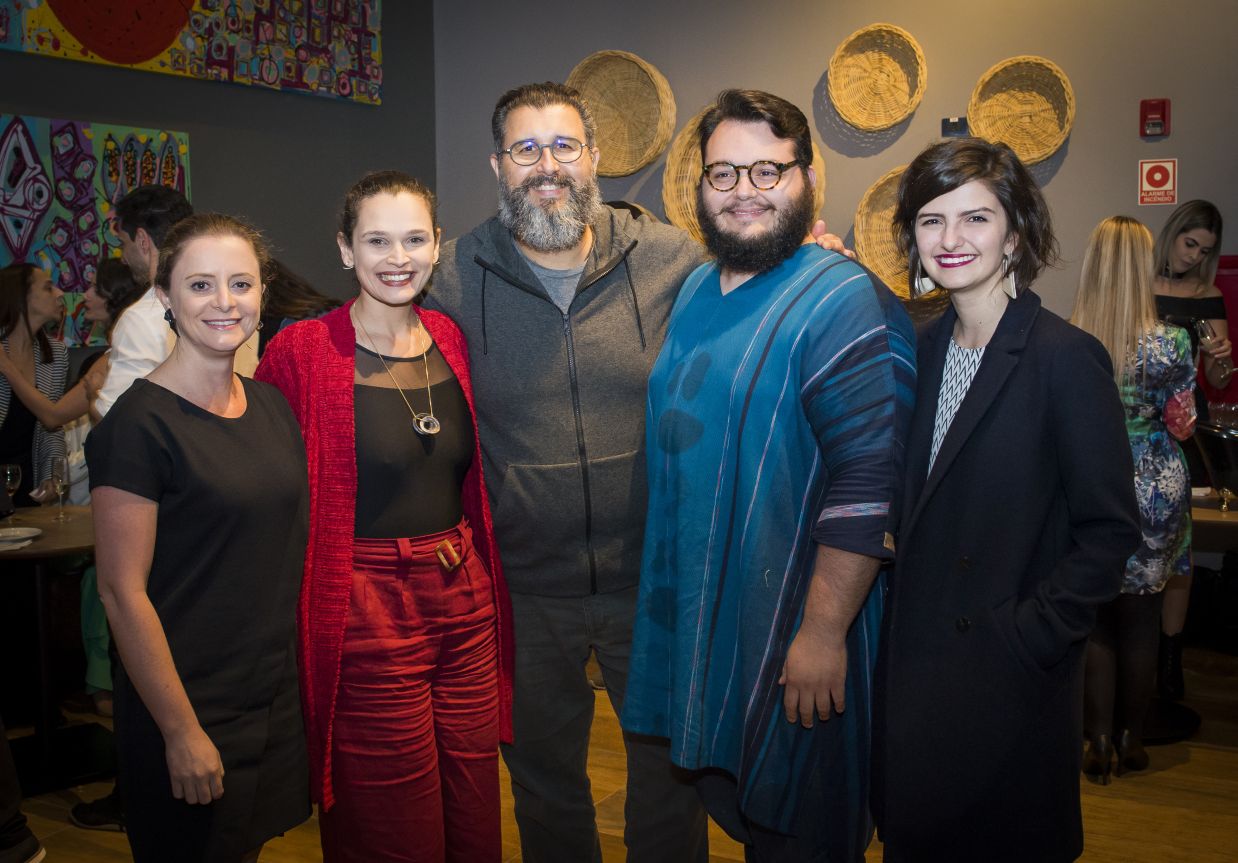 A equipe da HAUS: Sharon Abdalla, Daliane Nogueira, Luan Galani e Aléxia Saraiva, e Orlando Ribeiro, professor de Arquitetura e Urbanismo da Universidade Tecnológica Federal do Paraná (UTFPR) e jurado do Prêmio Casa Cor & HAUS. A equipe da HAUS: Sharon Abdalla, Daliane Nogueira, Luan Galani e Aléxia Saraiva, e Orlando Ribeiro, professor de Arquitetura e Urbanismo da Universidade Tecnológica Federal do Paraná (UTFPR) e jurado do Prêmio Casa Cor & HAUS.