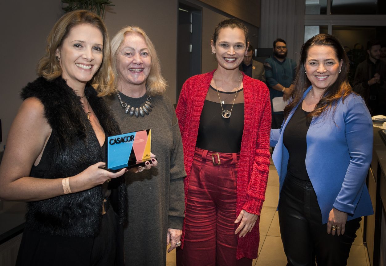 A arquiteta Alessandra Gandolfi, a jornalista e jurada Nereide Michel, Daliane Nogueira, editora de HAUS; e a jurada Ana Brum, designer e diretora técnica do Centro Brasil Design (CBD). A arquiteta Alessandra Gandolfi, a jornalista e jurada Nereide Michel, Daliane Nogueira, editora de HAUS; e a jurada Ana Brum, designer e diretora técnica do Centro Brasil Design (CBD).