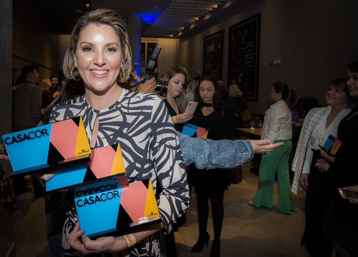 A arquiteta Flávia Mattar foi a grande vencedora da noite, levando três prêmios para casa — incluindo o de melhor ambiente. A arquiteta Flávia Mattar foi a grande vencedora da noite, levando três prêmios para casa — incluindo o de melhor ambiente.