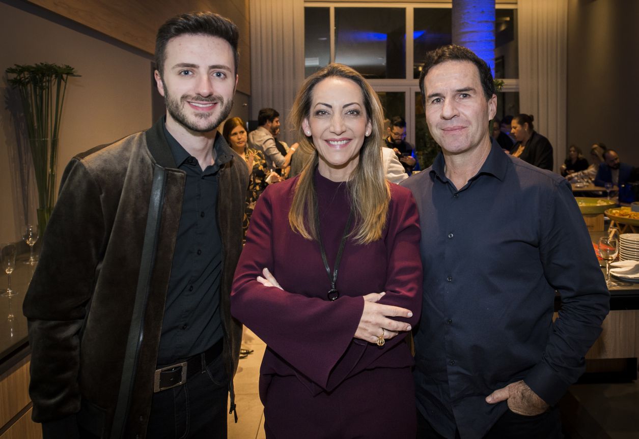 Arquiteto Beto Lemos e paisagistas Nadia Bentz e Vanderlan Farias. Arquiteto Beto Lemos e paisagistas Nadia Bentz e Vanderlan Farias.