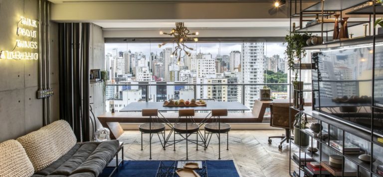 Apartamento de 50 m² teve sua planta reconfigurada com a abertura da varanda. Foto: Rômulo Fialdini