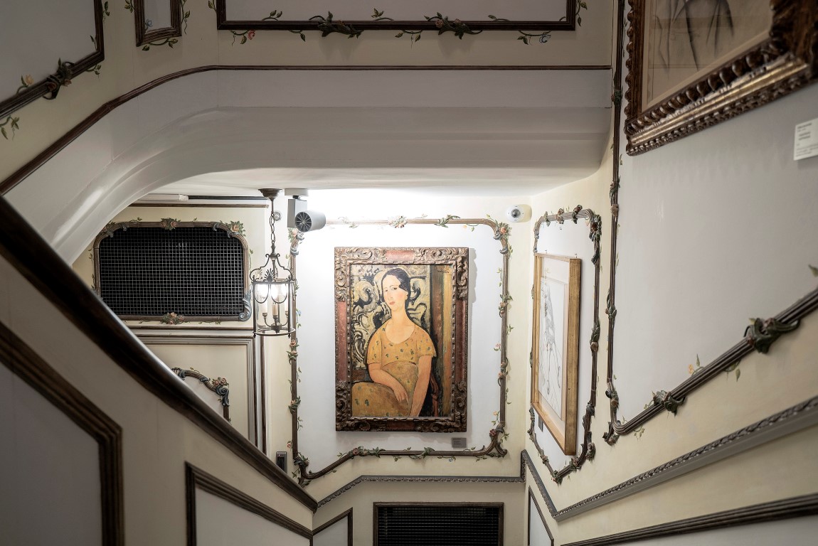 Amedeo Modigliani’s “Woman in the Yellow Dress” displayed on the staircase of Francesco Federico Cerruti's villa in Rivoli, Italy, May 1, 2019. Cerruti’s collection consists of about 1,000 items displayed in the quirky Provençal-style villa he built in the 1960s. (Alessandro Grassani/The New York Times) Amedeo Modigliani’s “Woman in the Yellow Dress” displayed on the staircase of Francesco Federico Cerruti's villa in Rivoli, Italy, May 1, 2019. Cerruti’s collection consists of about 1,000 items displayed in the quirky Provençal-style villa he built in the 1960s. (Alessandro Grassani/The New York Times)