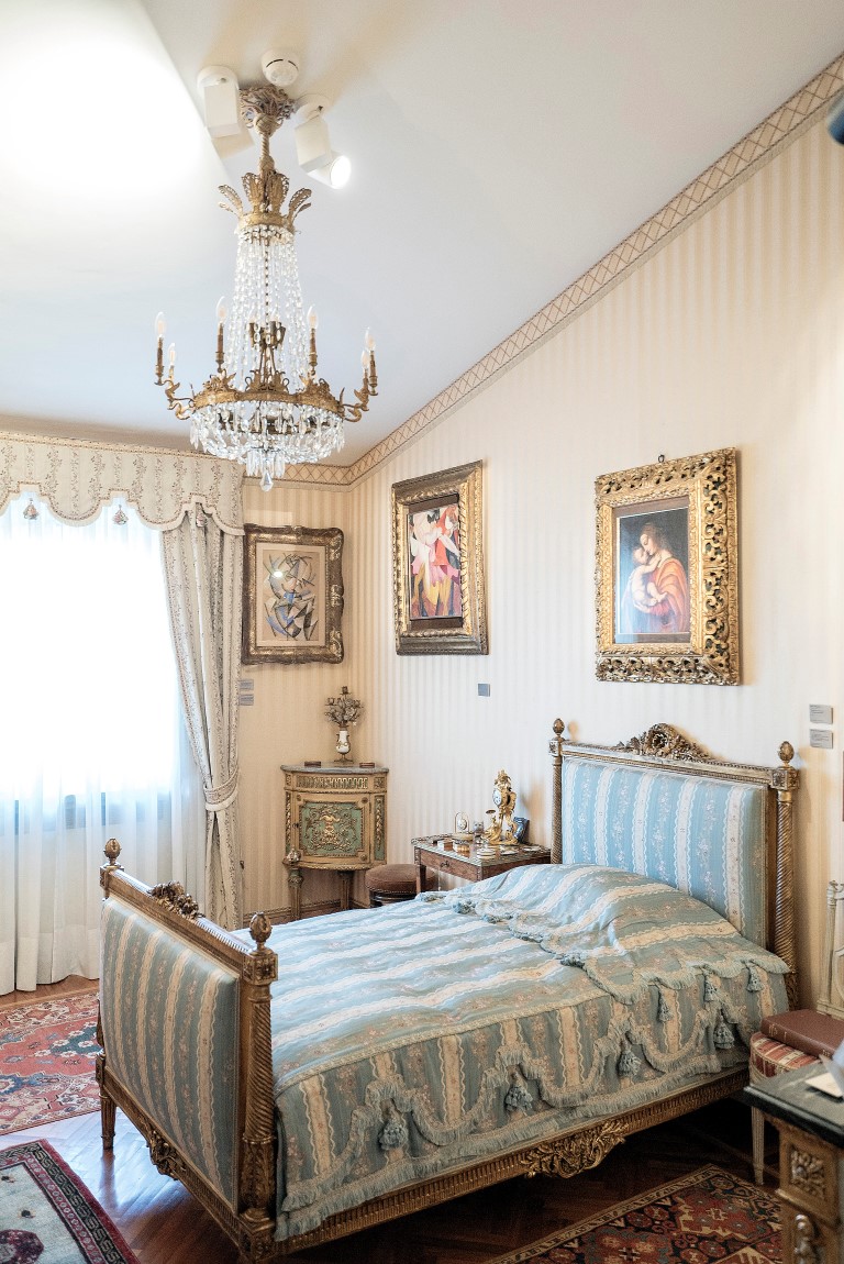A bedroom at Francesco Federico Cerruti’s villa in Rivoli, Italy, May 1, 2019. Few knew that Cerruti, who died in 2015, owned artwork that would later be valued at $600 million. (Alessandro Grassani/The New York Times) A bedroom at Francesco Federico Cerruti’s villa in Rivoli, Italy, May 1, 2019. Few knew that Cerruti, who died in 2015, owned artwork that would later be valued at $600 million. (Alessandro Grassani/The New York Times)