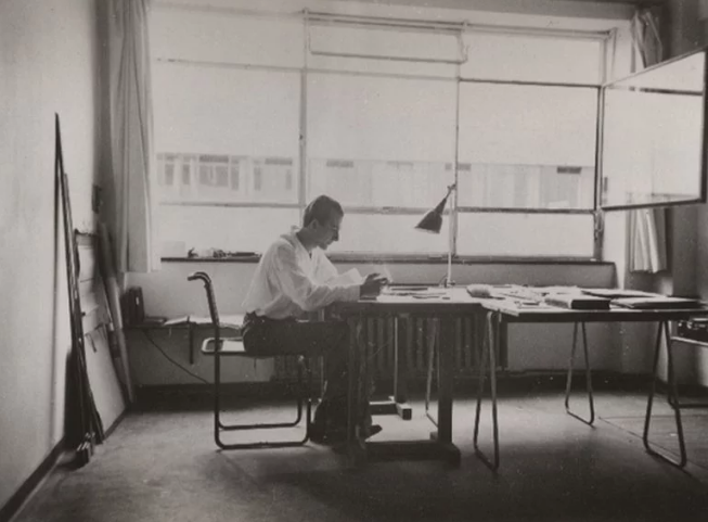O estudante Siegfried Giesenschlag em seu quarto, entre 1926 e 1930. Foto: Stiftung Bauhaus Dessau/Divulgação O estudante Siegfried Giesenschlag em seu quarto, entre 1926 e 1930. Foto: Stiftung Bauhaus Dessau/Divulgação