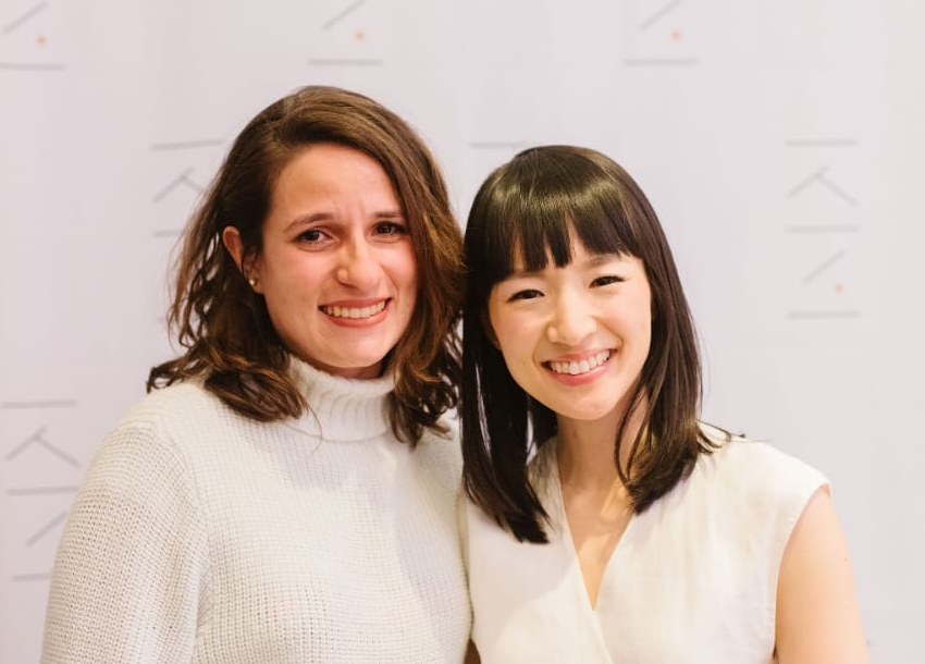 Marie Kondo forma consultora brasileira: “organização traz felicidade” A paulistana Carol Ferraz, que é a primeira consultora oficial do método Marie Kondo em Curitiba e no Sul do Brasil, com a própria Marie Kondo em Nova York. Foto: Arquivo pessoal/Carol Ferraz