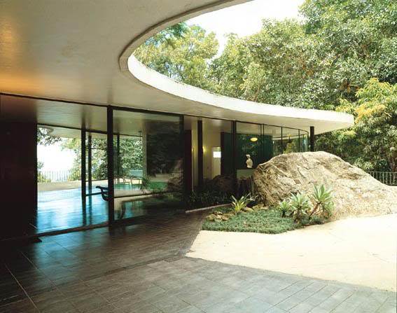 Fachada da Casa das Canoas ainda aberta. Foto: Fundação Oscar Niemeyer/Divulgação Fachada da Casa das Canoas ainda aberta. Foto: Fundação Oscar Niemeyer/Divulgação