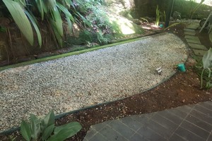 Espaço em que o cascalho substituiu o caminho original de grama. Foto: Divulgação Espaço em que o cascalho substituiu o caminho original de grama. Foto: Divulgação