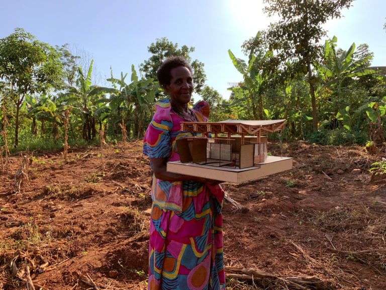 Jajja Nonnono Imaculate, de 75 anos, é a primeira beneficiada com o projeto, que agora busca investimento por financiamento coletivo para viabilizar a obra. Foto: Mariana Montag/Divulgação