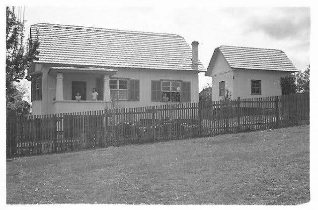 Casa e "paiol" construído atrás. Fonte: Acervo Ingo Dittmar Casa e "paiol" construído atrás. Fonte: Acervo Ingo Dittmar