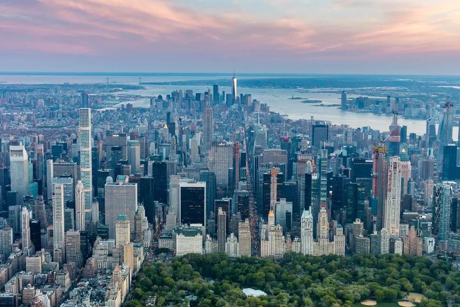 Região que ficou conhecida como Billionaires' Row, onde os apartamentos atingem cifras estratosféricas. Foto: Curbed / Reprodução Região que ficou conhecida como Billionaires' Row, onde os apartamentos atingem cifras estratosféricas. Foto: Curbed / Reprodução