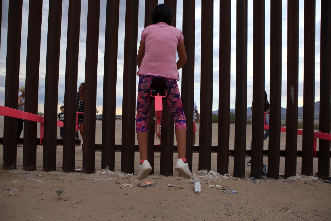 American and Mexican families play with a toy called "up and down" (Seesaw swing) over the Mexican border with US at the Anapra zone in Ciudad Juarez, Chihuahua State, Mexico on July 28, 2019. (Photo by LUIS TORRES / AFP) American and Mexican families play with a toy called "up and down" (Seesaw swing) over the Mexican border with US at the Anapra zone in Ciudad Juarez, Chihuahua State, Mexico on July 28, 2019. (Photo by LUIS TORRES / AFP)