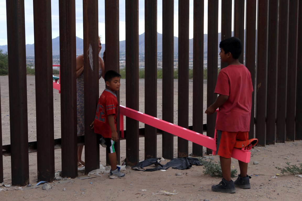 American and Mexican families play with a toy called "up and down" (Seesaw swing) over the Mexican border with US at the Anapra zone in Ciudad Juarez, Chihuahua State, Mexico on July 28, 2019. (Photo by LUIS TORRES / AFP) American and Mexican families play with a toy called "up and down" (Seesaw swing) over the Mexican border with US at the Anapra zone in Ciudad Juarez, Chihuahua State, Mexico on July 28, 2019. (Photo by LUIS TORRES / AFP)