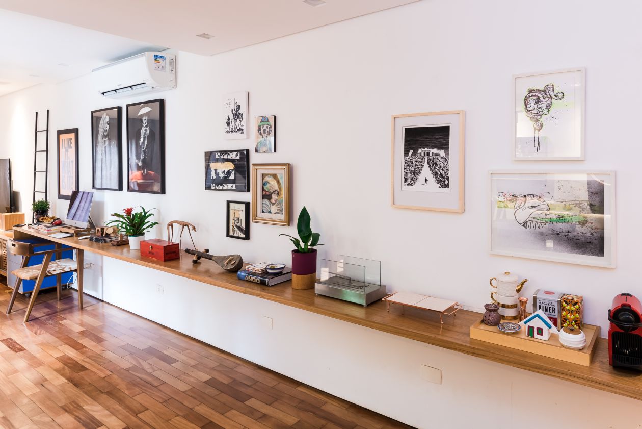 Sala de estar abriga home office compartilhado por mãe e filha sem perder ares de casa de vila Sala de estar abriga home office compartilhado por mãe e filha sem perder ares de casa de vila