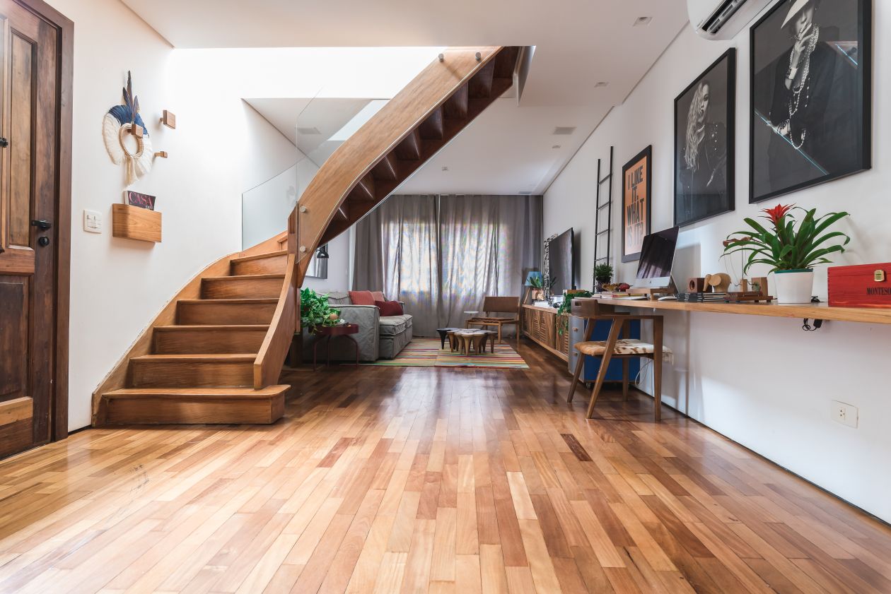 Sala de estar abriga home office compartilhado por mãe e filha sem perder ares de casa de vila Sala de estar abriga home office compartilhado por mãe e filha sem perder ares de casa de vila