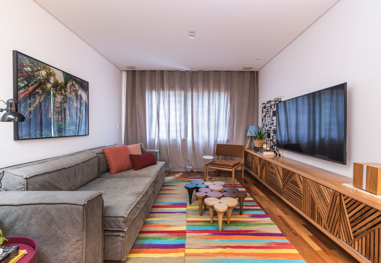 Sala de estar abriga home office compartilhado por mãe e filha sem perder ares de casa de vila Sala de estar abriga home office compartilhado por mãe e filha sem perder ares de casa de vila