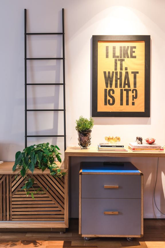 Sala de estar abriga home office compartilhado por mãe e filha sem perder ares de casa de vila Sala de estar abriga home office compartilhado por mãe e filha sem perder ares de casa de vila
