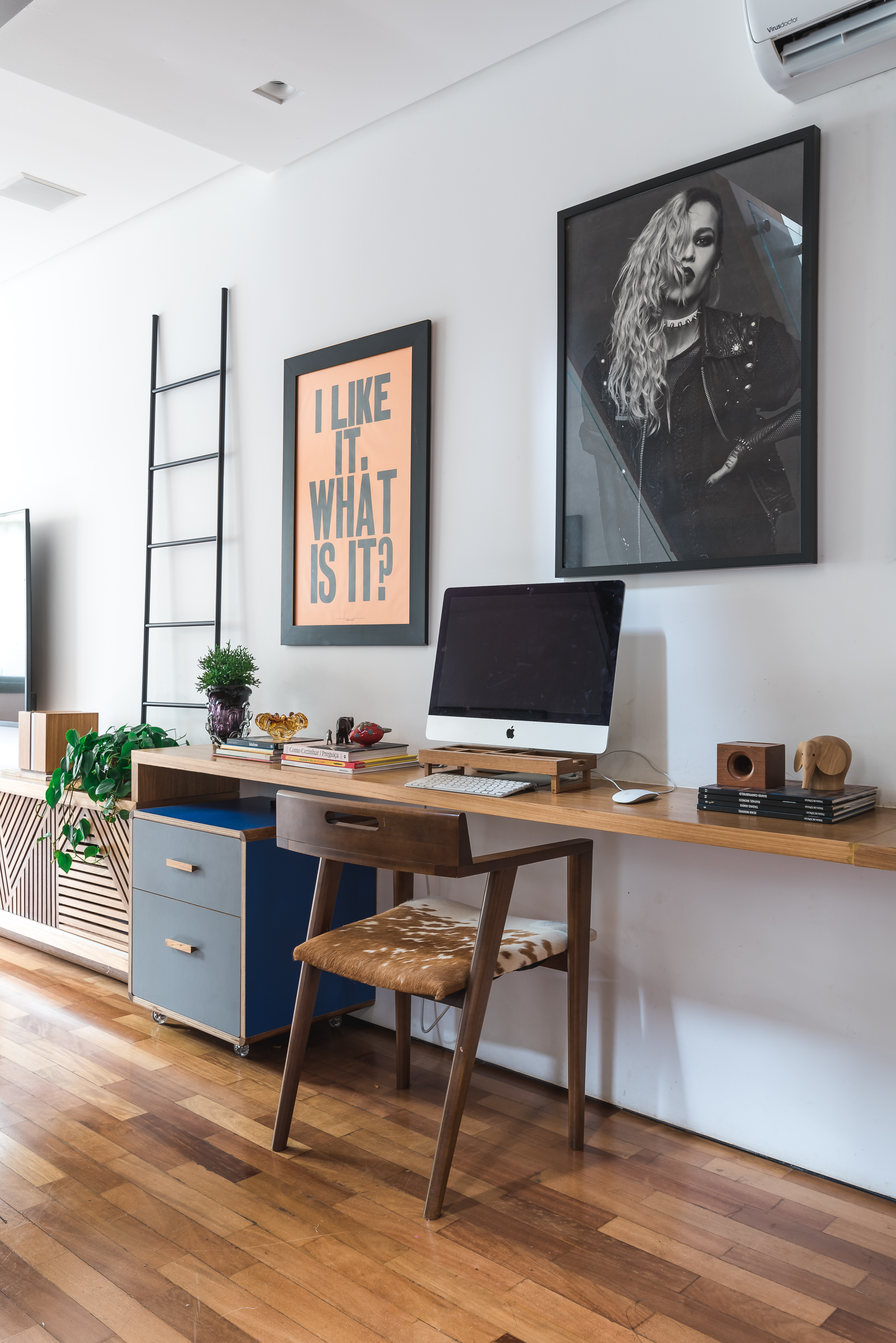 Sala de estar abriga home office compartilhado por mãe e filha sem perder ares de casa de vila Sala de estar abriga home office compartilhado por mãe e filha sem perder ares de casa de vila