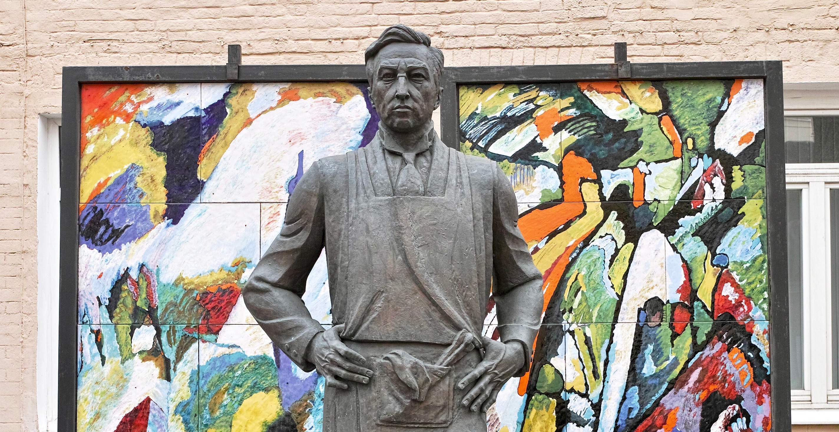 Curitiba receberá estátuas de três artistas russos, assinadas por Zurab Tsereteli. Na foto, estátua de Kandinsky feita por ele, em Moscou. Foto: Flickr/carlfbagge
