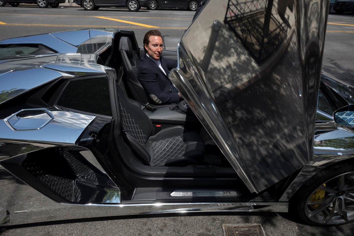 Daniel Neiditch, mostra a Lamborghini que o comprador do apartamento de US$ 85 milhões vai "ganhar". Foto: James Estrin / The New York Times Daniel Neiditch, mostra a Lamborghini que o comprador do apartamento de US$ 85 milhões vai "ganhar". Foto: James Estrin / The New York Times