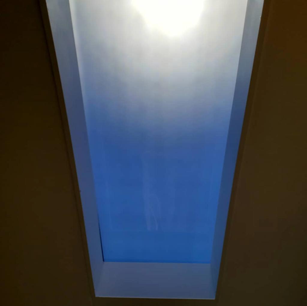 Luminária Sun Light da Alloy Iluminação, criada para proporcionar aos pacientes em reabilitação uma iluminação mais parecida com a luz natural.. Foto: Reprodução Instagram Alloy Iluminação. Luminária Sun Light da Alloy Iluminação, criada para proporcionar aos pacientes em reabilitação uma iluminação mais parecida com a luz natural.. Foto: Reprodução Instagram Alloy Iluminação.