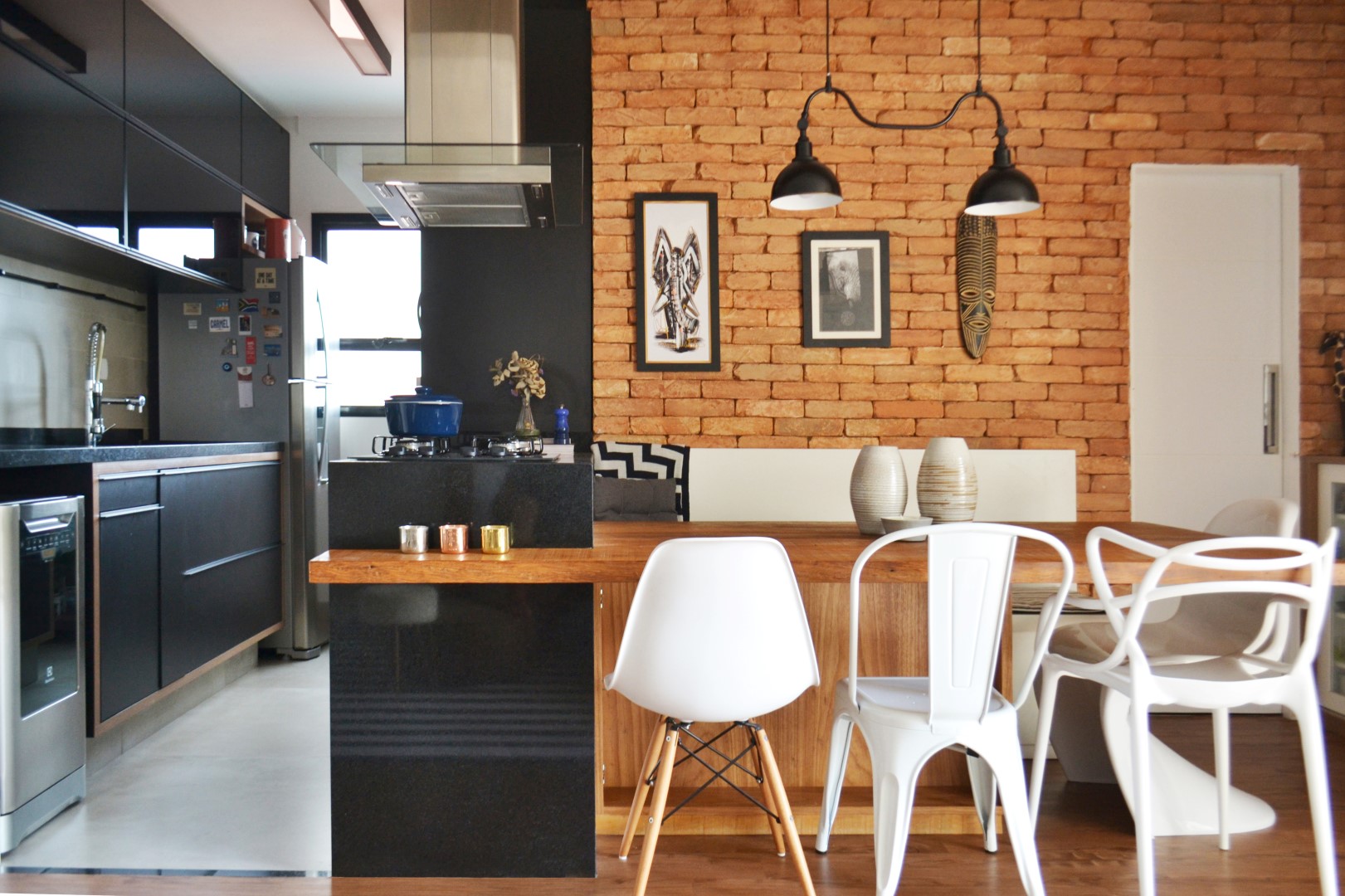 Integração das áreas sociais com a cozinha foi a chave da reforma de apartamento de 60 m². Fotos: 2S Studio / Divulgação