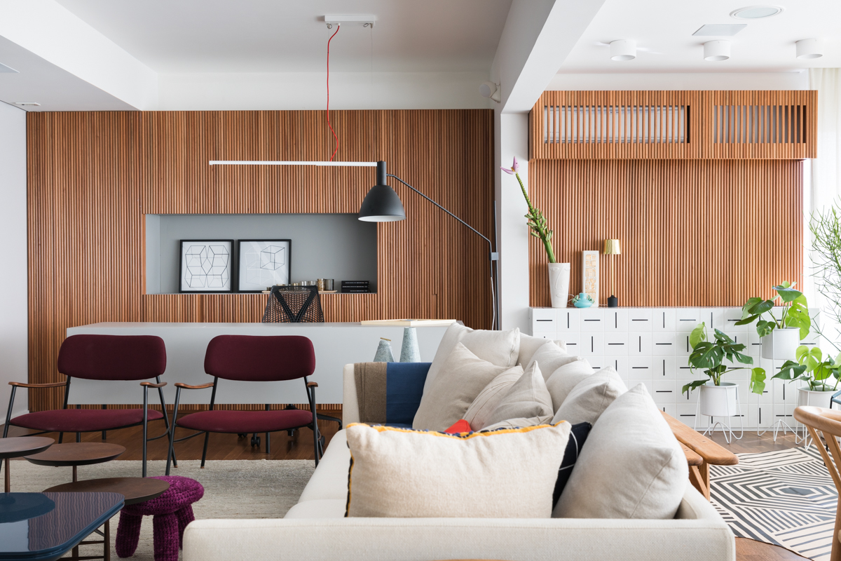 Espaço integrado ocupa antiga área da varanda e traz linguagem que conversa entre os ambientes. Foto: Lufe Gomes