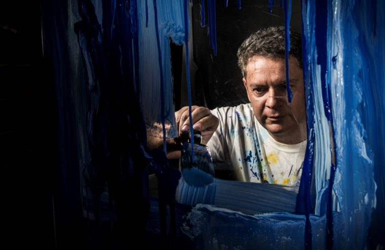 Artista plástico e fotógrafo Eleuthério Netto usa referências da arquitetura, cultura popular e indígena para criar suas obras. Foto: Letícia Akemi/Gazeta do Povo