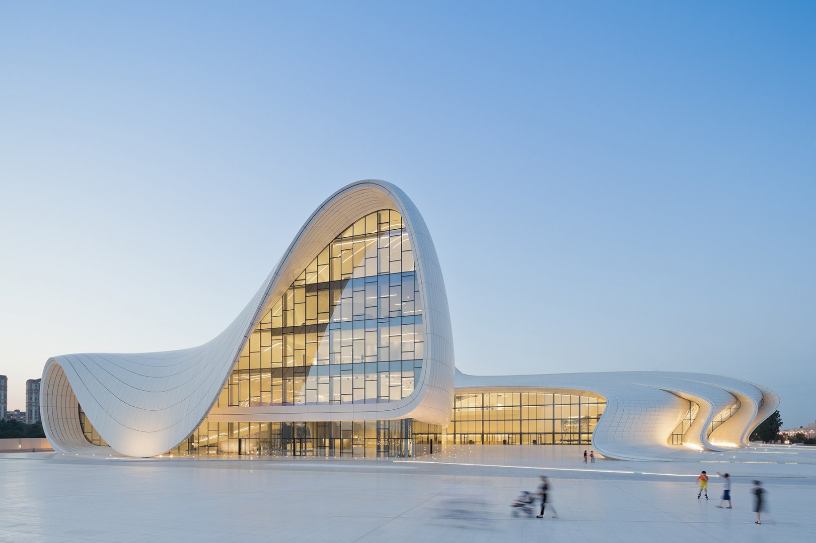 O Centro Heydar Aliyev e o Complexo Galaxy SOHO têm uma linguagem contemporânea, mas que apontam para métodos e formas do futuro. Foto: Iwan Baan/Zaha Hadid Architects O Centro Heydar Aliyev e o Complexo Galaxy SOHO têm uma linguagem contemporânea, mas que apontam para métodos e formas do futuro. Foto: Iwan Baan/Zaha Hadid Architects