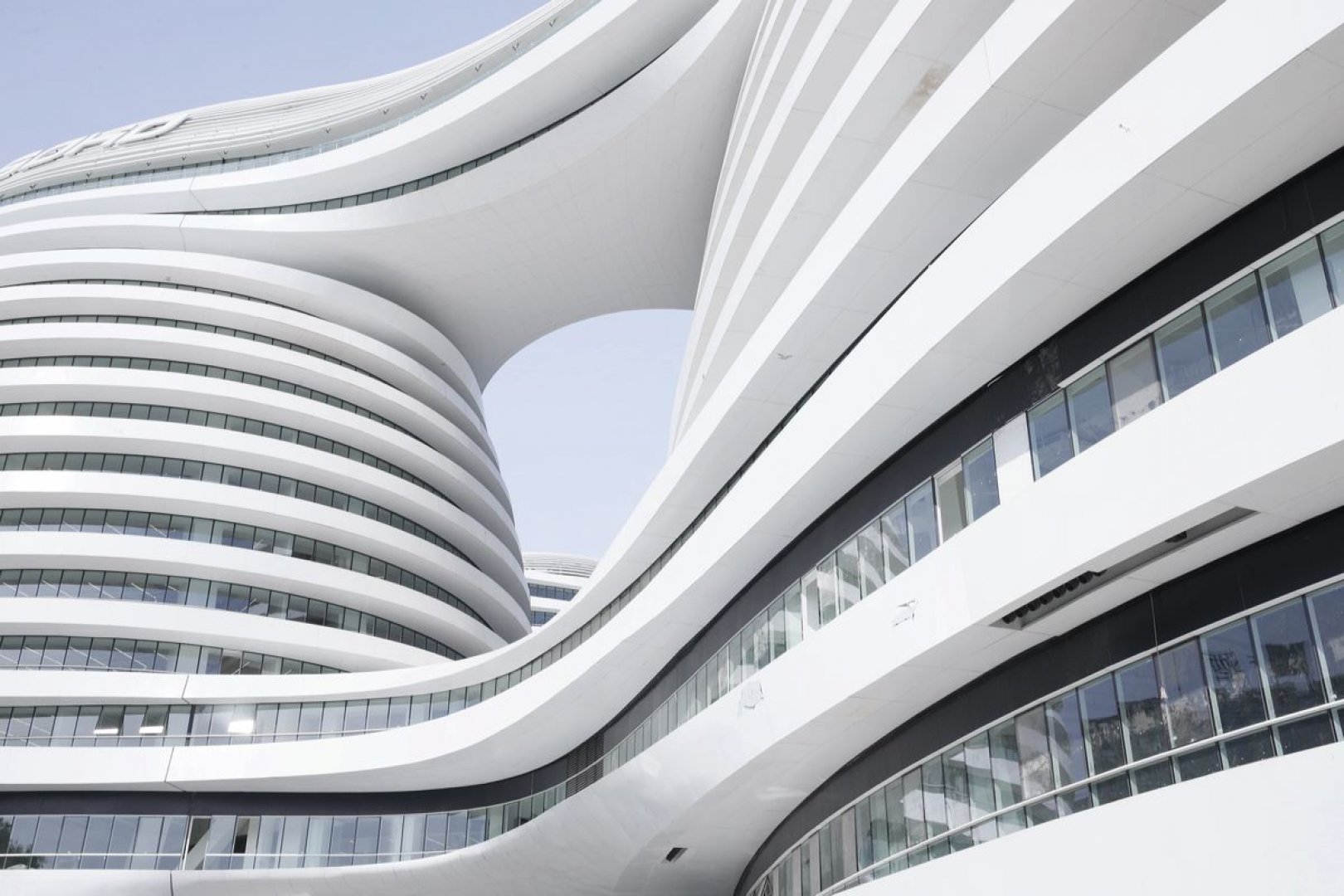 O Centro Heydar Aliyev e o Complexo Galaxy SOHO têm uma linguagem contemporânea, mas que apontam para métodos e formas do futuro. Foto: Iwan Baan/Zaha Hadid Architects O Centro Heydar Aliyev e o Complexo Galaxy SOHO têm uma linguagem contemporânea, mas que apontam para métodos e formas do futuro. Foto: Iwan Baan/Zaha Hadid Architects