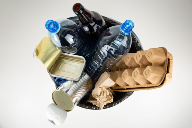 Conhecer o que se joga na lixeira é o único caminho para aumentar a consciência sobre reciclagem. Foto: Bigstock.