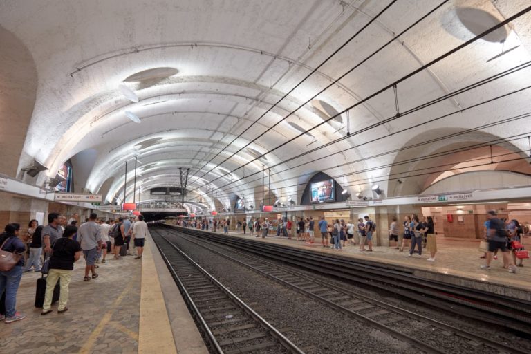 Estações de metrô de Roma receberam equipamento para depositar garrafas plásticas, que viram créditos para usar na compra de bilhetes do metrô. Foto: Bigstock.
