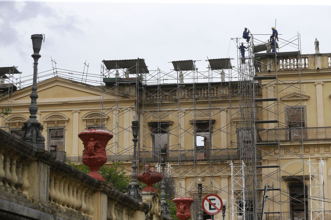 Pela primeira vez, cinco meses após o incêndio, o palácio que abrigava o Museu Nacional do Rio de Janeiro, foi aberto para a imprensa, e parte do acervo recuperado foi apresentado. Pela primeira vez, cinco meses após o incêndio, o palácio que abrigava o Museu Nacional do Rio de Janeiro, foi aberto para a imprensa, e parte do acervo recuperado foi apresentado.