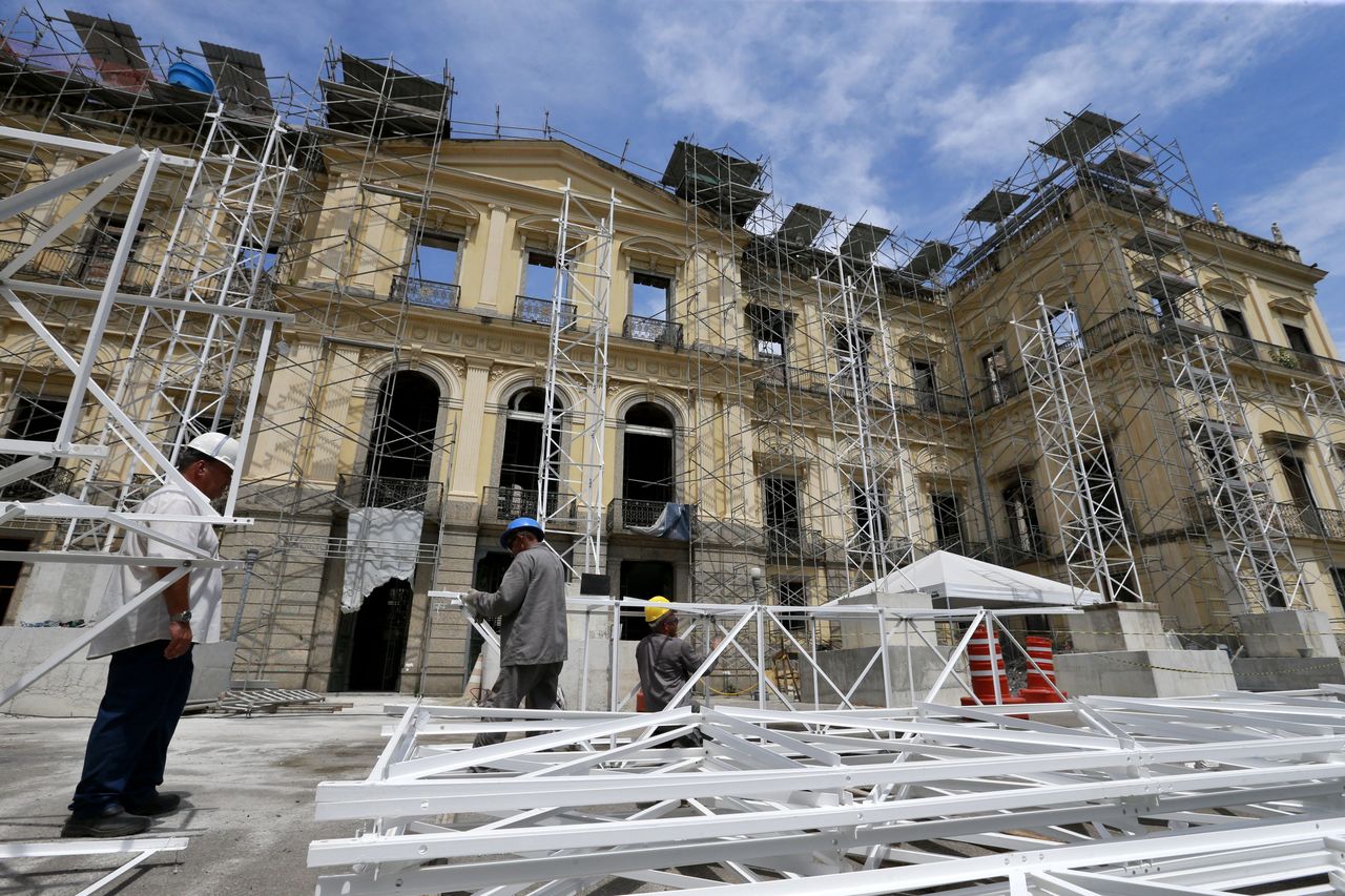Pela primeira vez, cinco meses após o incêndio, o palácio que abrigava o Museu Nacional do Rio de Janeiro, foi aberto para a imprensa, e parte do acervo recuperado foi apresentado. Pela primeira vez, cinco meses após o incêndio, o palácio que abrigava o Museu Nacional do Rio de Janeiro, foi aberto para a imprensa, e parte do acervo recuperado foi apresentado.