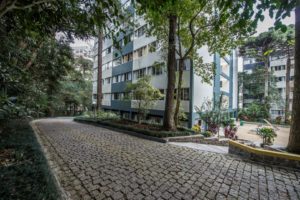 Primeiro prédio com área de lazer trouxe jeito escandinavo de morar para a Curitiba dos anos 1960 Construído no final da década de 1960, o Parque Residencial Pinheiros trouxe um novo conceito de moradia, com espaços de convivência compartilhados. Foto: Letícia Akemi/ Gazeta do Povo
