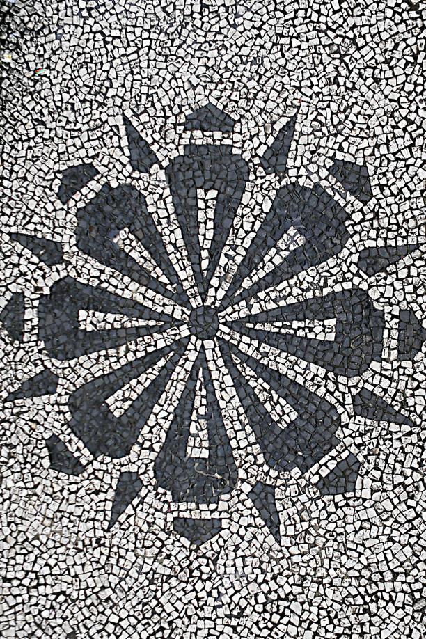 Rosa de pinhões que ilustra calçadas de petit pavê em Curitiba é herança do movimento paranista. Foto: Albari Rosa/Gazeta do Povo
Rosa de pinhões que ilustra calçadas de petit pavê em Curitiba é herança do movimento paranista. Foto: Albari Rosa/Gazeta do Povo
