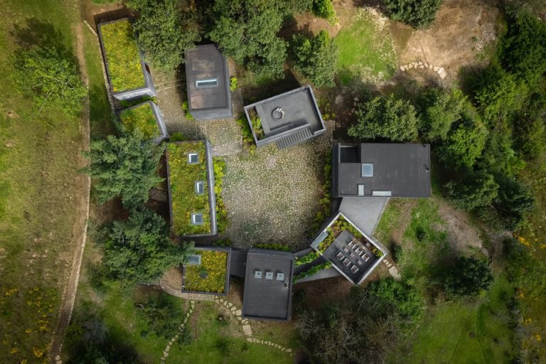 Os diferentes módulos da Casa Bruma são feitos em concreto aparente em cor negra, madeira, pedra e vidro. Foto: Rafael Gamo/ Divulgação